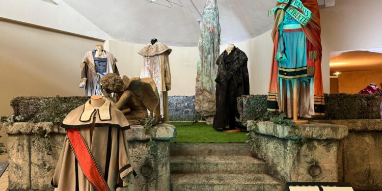 Inaugurata la mostra “Napoli in scena – La Scuola del ‘700 nel costume teatrale d’autore’