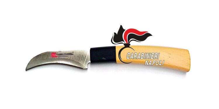 Napoli, coltelli tra i banchi e risse fuori scuola: tre episodi in 24 ore