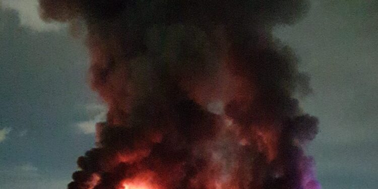 VIDEO-Ponticelli, incendio in un capannone adibito a deposito di ricambi auto