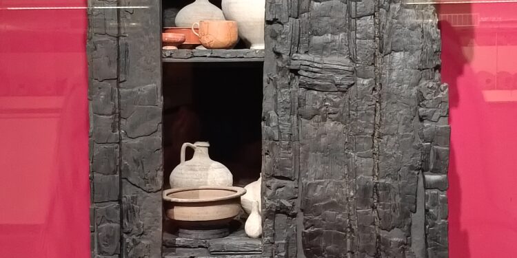 Il ritorno della credenza di Ercolano: un viaggio nel tempo tra legno e memoria