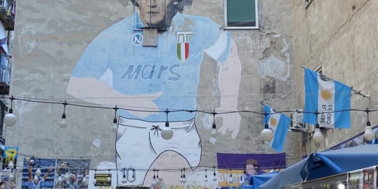 Blitz al murale di Maradona: sequestro di chioschi, gadget e attività commerciali