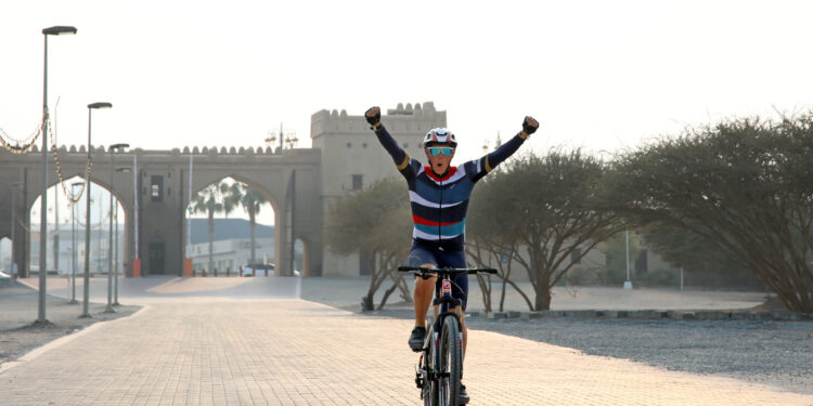Il napoletano Nico de Corato completa la sfida “UAE Coast to Coast in Mountain Bike”: da Dubai a Fujairah in un solo giorno