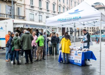 La zuppa della Bontà a Napoli: i volontari di Progetto Arca in piazza a sostegno dei senzatetto