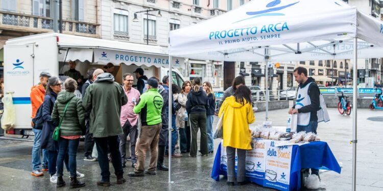 La zuppa della Bontà a Napoli: i volontari di Progetto Arca in piazza a sostegno dei senzatetto
