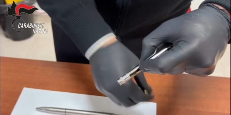 Armi nascoste in oggetti comuni: a Napoli scoperte penne-pistola, 27enne in manette
