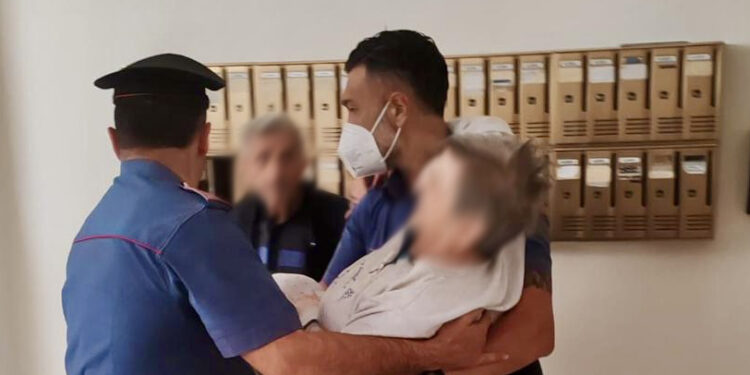 Villaricca, carabinieri salvano un’anziana disabile intrappolata in casa durante un incendio