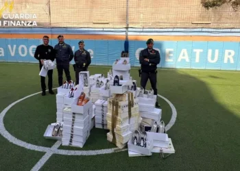 Sequestro di merce contraffatta: centinaia di scarpe donate alla onlus di don Merola