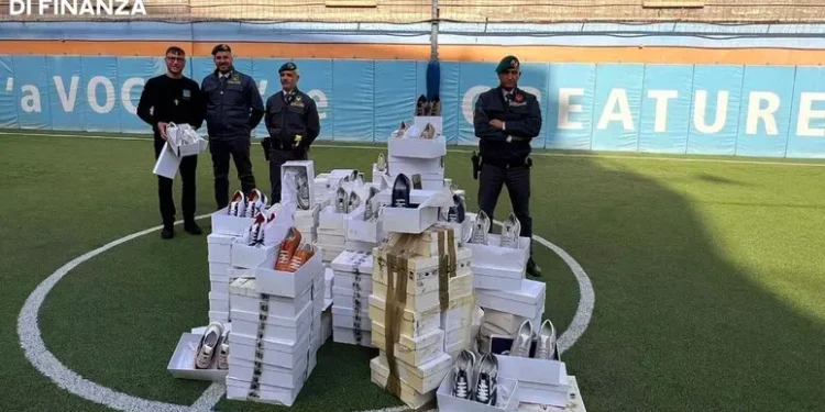 Sequestro di merce contraffatta: centinaia di scarpe donate alla onlus di don Merola