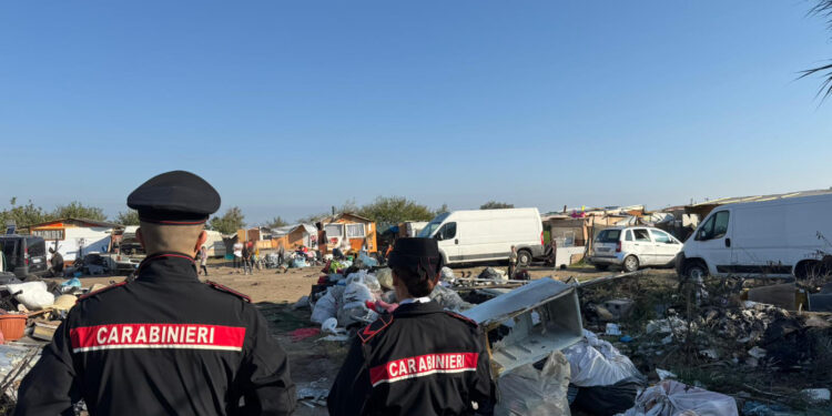 Giugliano, controlli nel campo nomadi: 13 denunce, sequestri e rifiuti in fiamme