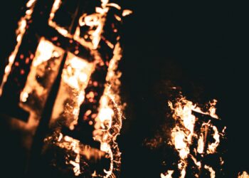 Tenta di incendiare la porta dell’ex suocera nel napoletano: 45enne denunciata dai Carabinieri