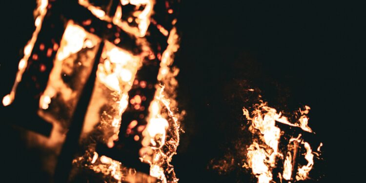 Tenta di incendiare la porta dell’ex suocera nel napoletano: 45enne denunciata dai Carabinieri