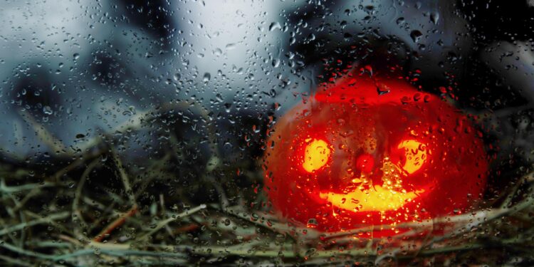 Maltempo in arrivo per la festa: allerta in Campania per la “tempesta di Halloween”