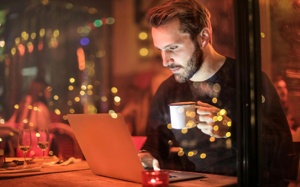 Attività di tendenza tra i giovani nel 2025: tra innovazione, creatività e nuove esperienze 