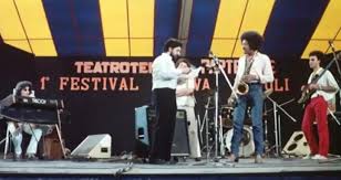 VIDEO-“No, grazie, il caffè mi rende nervoso”: la scena cult tra James Senese e Lello Arena