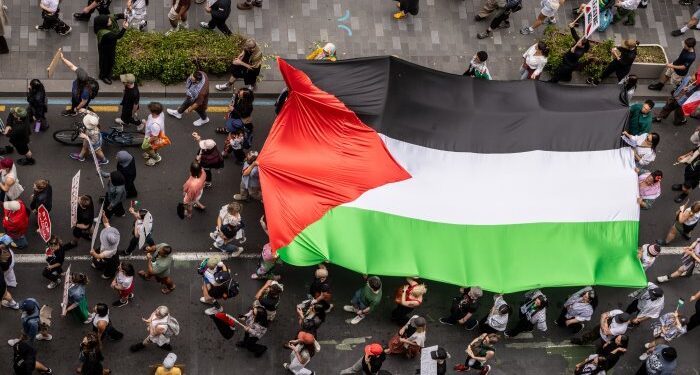 Napoli, migliaia in piazza per la Palestina: bloccate l’autostrada e il porto