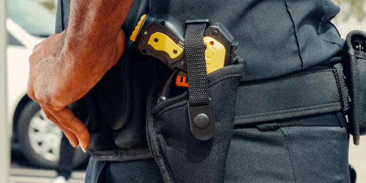 Il Taser: un’arma “non letale” ma non priva di rischi per la salute