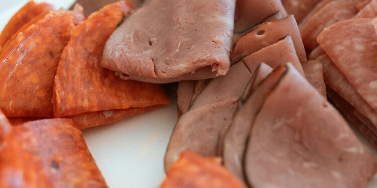 Richiamati nuovi lotti di salame dai supermercati: allerta del Ministero della Salute