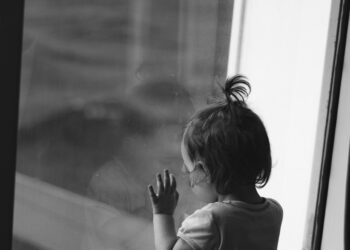 Neonato gettato dal balcone: muore dopo volo di 4 piani, sospetti sulla sorellina di 5 anni