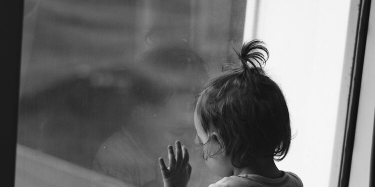 Neonato gettato dal balcone: muore dopo volo di 4 piani, sospetti sulla sorellina di 5 anni