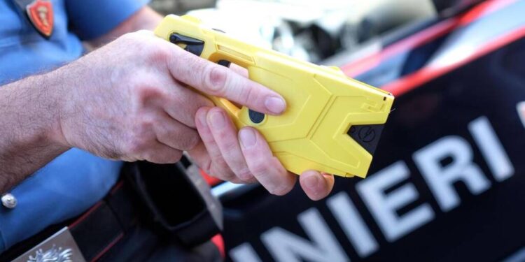 Napoli: 35enne muore in ambulanza dopo l’uso del taser, indagini in corso