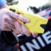 Napoli: 35enne muore in ambulanza dopo l’uso del taser, indagini in corso