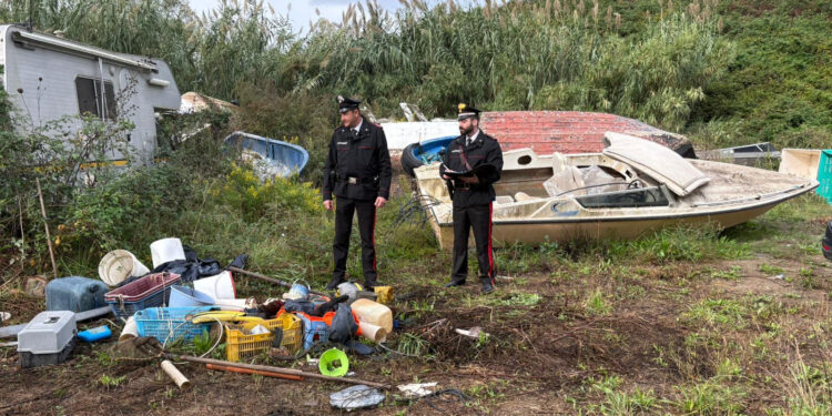 Giugliano: montagna di rifiuti grande come due piscine olimpioniche, sequestri e denunce