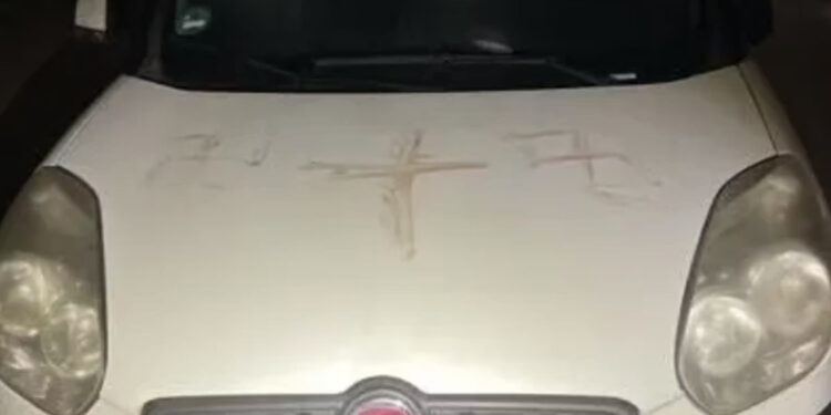 Shock in Germania: svastiche disegnate con sangue umano su auto e edifici
