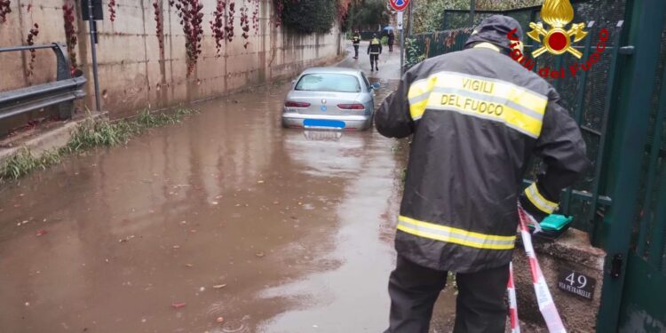 Maltempo nel Casertano, vigili del fuoco salvano bimbo di sette mesi intrappolato in auto