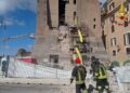 Crolla una porzione della Torre dei Conti ai Fori Imperiali: operaio in condizioni gravissime