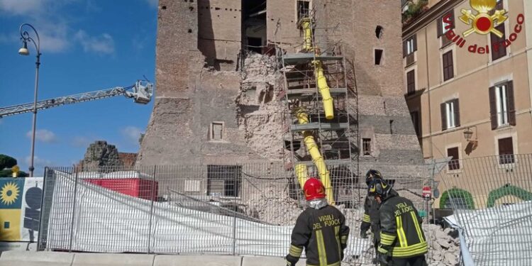 Crolla una porzione della Torre dei Conti ai Fori Imperiali: operaio in condizioni gravissime