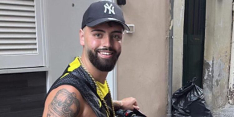 Napoli, morto il 23enne ferito per errore in un agguato: stava per diventare papà