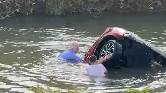 Si tuffa nel canale per salvare un 85enne rimasto intrappolato nell’auto