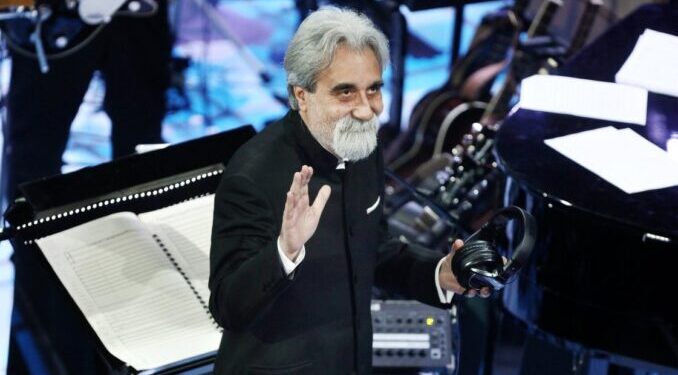 Addio a Peppe Vessicchio: applausi all’uscita del feretro