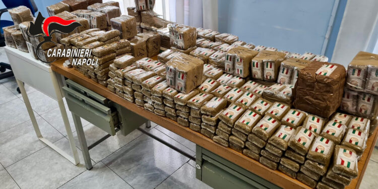 Casavatore, oltre un quintale di hashish trovato in un’auto lasciata accesa in strada