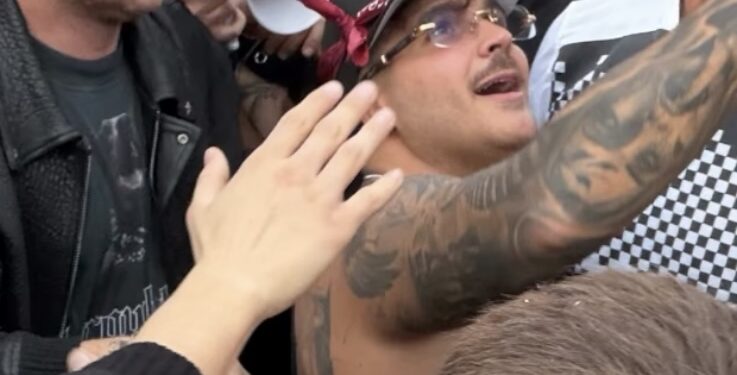 FOTO-Geolier accolto da una marea di fan a Napoli: ritorno trionfale nel Rione Gescal