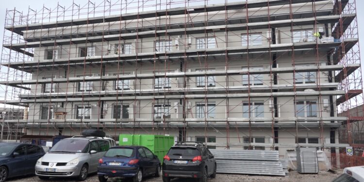 Rione San Francesco, il quartiere cambia volto: legalità, nuovi alloggi e oltre 600 abusi rimossi