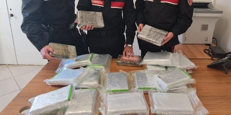 Tufino, 23 chili di cocaina nel bagagliaio: 40enne arrestata dopo inseguimento