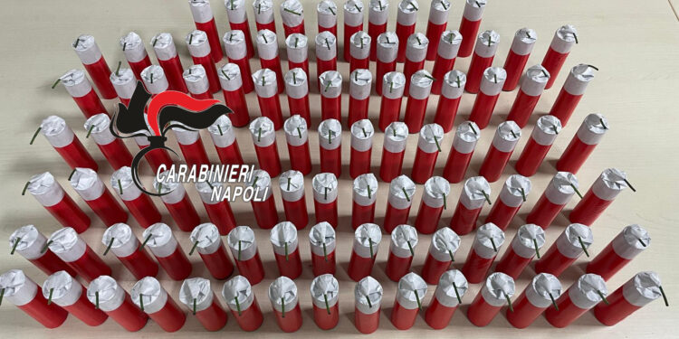 Napoli, 25enne incensurato fermato con 100 candelotti esplosivi in auto