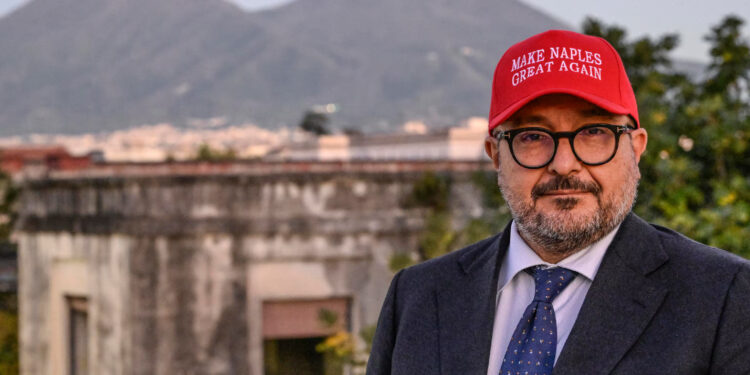 Sangiuliano come Trump: cappellino rosso e lo slogan “Make Naples Great Again”