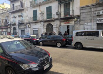 San Giovanni a Teduccio, uomo trovato morto nell’androne di un palazzo: indagano i carabinieri