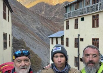 Tragedia e speranza in Himalaya: due alpinisti italiani dispersi sul Monte Panbari, condizioni meteo critiche