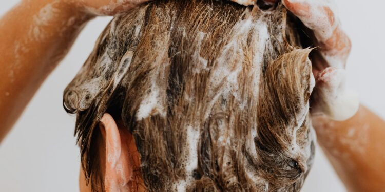 Con quale frequenza lavare i capelli per prevenire la caduta: il parere degli esperti