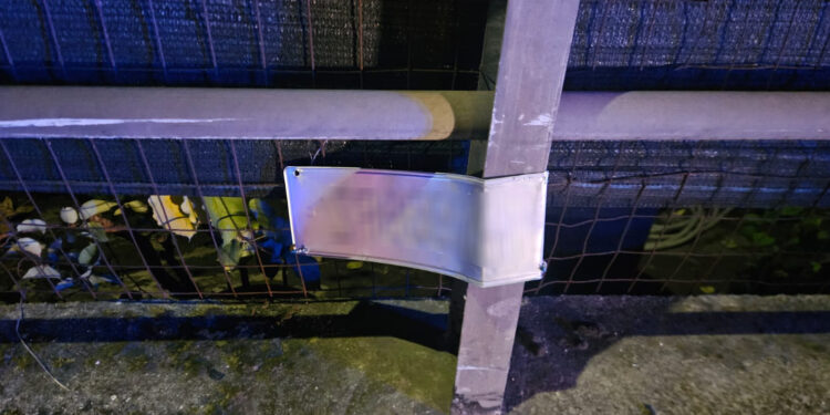 Massa di Somma, inseguimento da film: 19enne si schianta con l’auto rubata, targa stampata sul guardrail