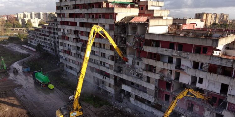Scampia, abbattuta la Vela Rossa: si chiude un’epoca ed inizia la rigenerazione urbana