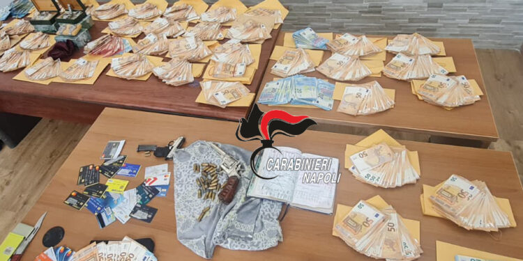 Afragola, maxi-sequestro nel rione Salicelle: 205mila euro, Rolex, armi e carte di credito