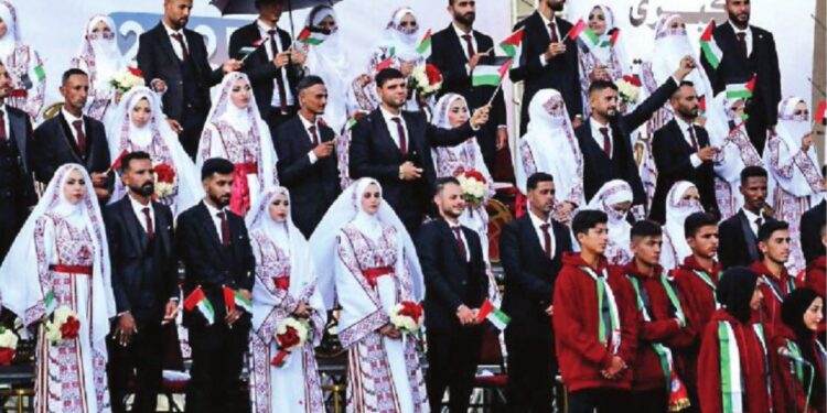 Matrimonio di massa a Gaza: 54 coppie palestinesi celebrano le nozze