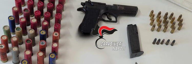 Secondigliano, borsone sospetto in un bidone. Carabinieri scoprono armi e droga: indagini in corso