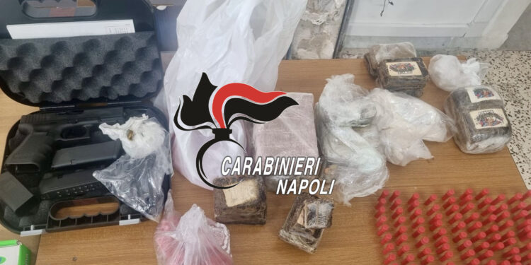 Perquisizioni dei carabinieri a Scampia. Trovati 7 chili e mezzo di droga, una pistola e diverse munizioni