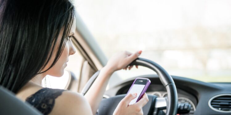 Quasi un giovane su due guida usando lo smartphone: dati allarmanti sulla sicurezza stradale