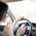 Quasi un giovane su due guida usando lo smartphone: dati allarmanti sulla sicurezza stradale